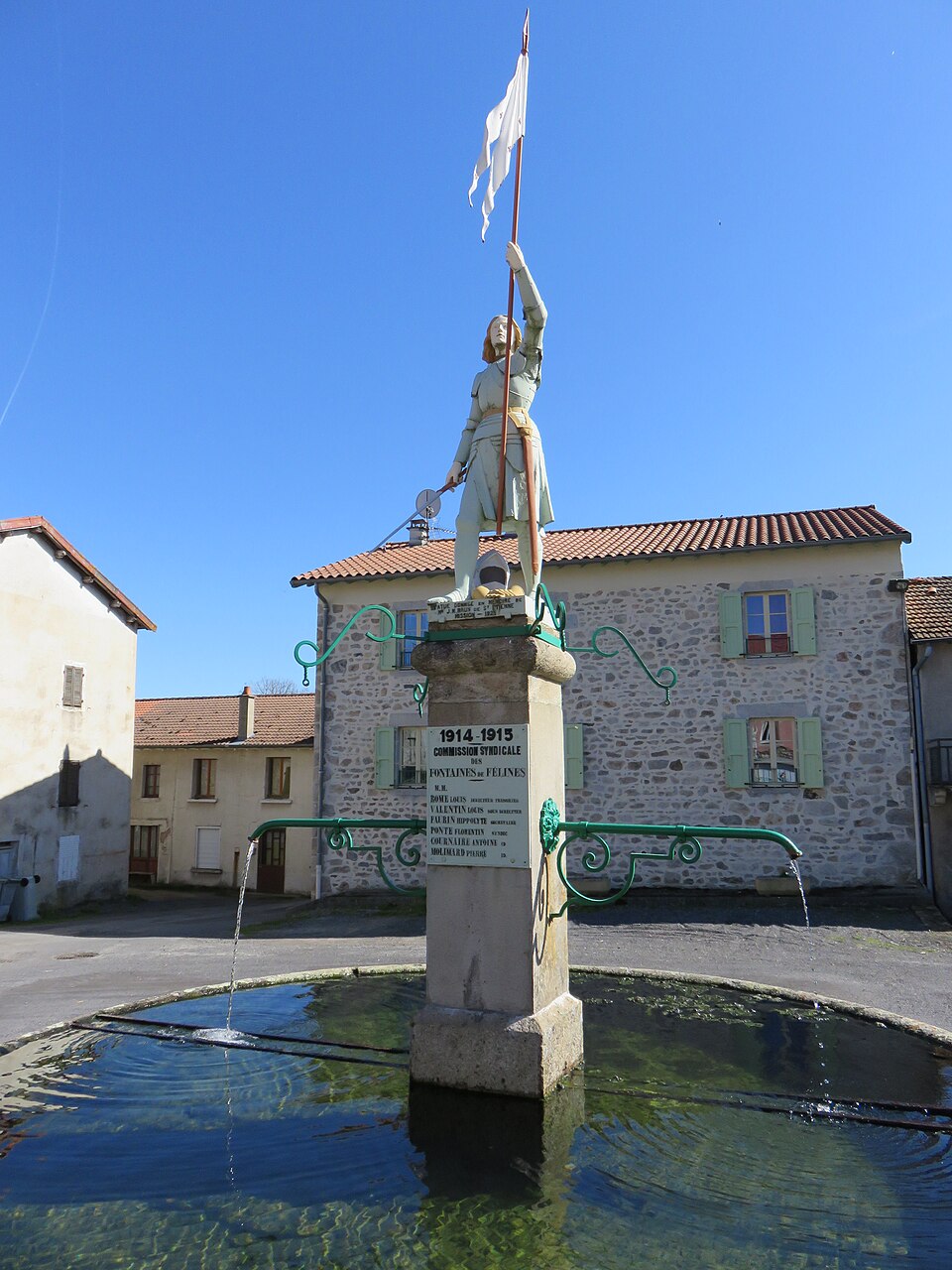 Félines sa fontaine et sa statue